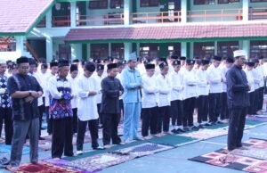 SHALAT HAJAT, NAIK HAJI DAN PENGHORMATAN SISWA PADA GURU SEBAGAI TERIMAKASIH