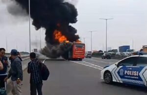 Bis Rombongan Kepala Desa Dari Kabupaten Banjar Terbakar di Jalan Tol Kota Wiyono Jakarta Timur