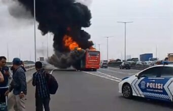 Bis Rombongan Kepala Desa Dari Kabupaten Banjar Terbakar di Jalan Tol Kota Wiyono Jakarta Timur