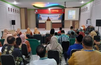 KEPALA KANWIL KEMENAG BINA ASN DAN SERAHKAN BANTUAN MAKANAN TAMBAHAN UNTUK ANAK STUNTING DI LINGKUNGAN KEMENAG KOTA BANJARMASIN