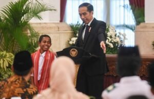 Jokowi Lupa Pernah Janjikan Joni Pemanjat Tiang Bendera Masuk TNI