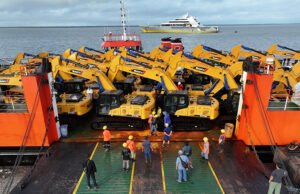 Tongkang Jhoni 45 Sandar di Papua Bawa Ekskavator, Buldozer dan Bomag Pesanan Haji Isam