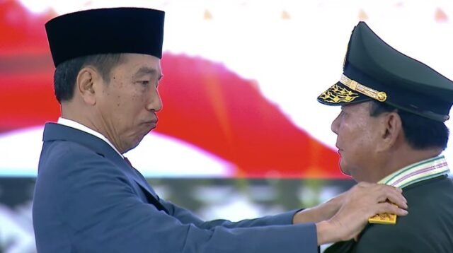 presiden-jokowi-menyematkan-gelar-jenderal-kehormatan-ke-prabowo-dalam-rapat-pimpinan-tni-polri-pada-rabu-2822024-3_169