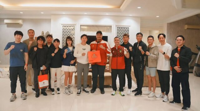 Shin Tae-yong Bertemu Menpora Sebelum Pulang ke Korea Selatan, Dapat Oleh-oleh Batik. Foto dok Instgaram divo.sashendraa/garudarevolution.football