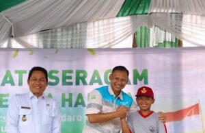 PT Adaro Indonesia Serahkan 2504 Paket Seragam untuk Program Satu Seragam Sejuta Harapan di Kabupaten Balangan