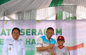 PT Adaro Indonesia Serahkan 2504 Paket Seragam untuk Program Satu Seragam Sejuta Harapan di Kabupaten Balangan