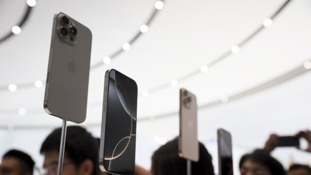 iphone-16-baru-dipamerkan-selama-pengumuman-produk-baru-di-kantor-pusat-apple-pada-hari-senin-9-september-2024-di-cupertino-ca_169