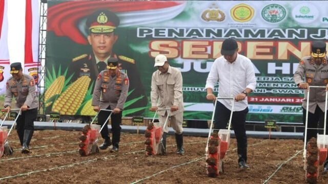 mentan-amran-dan-kapolri-sigit-tanam-jagung-serentak-1-juta-hektar-di-19-provinsi_169