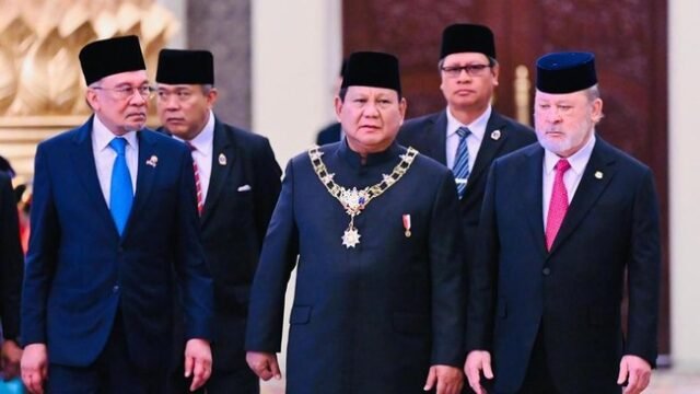 prabowo-terima-tanda-kehormatan-darjah-kerabat-johor-dari-malaysia-2_169