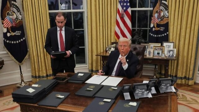trump-tanda-tangan-executive-orders-2_169