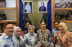 Hj. Fathul Jannah Kenalkan Kerajinan Kalsel kepada Istri Wapres di INACRAFT 2025