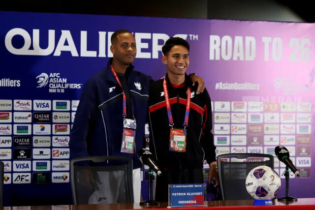 Patrick Kluivert, tetap yakin bahwa Tim Garuda bisa lolos langsung ke Piala Dunia 2026 dengan mengunci posisi runner-up Grup C.