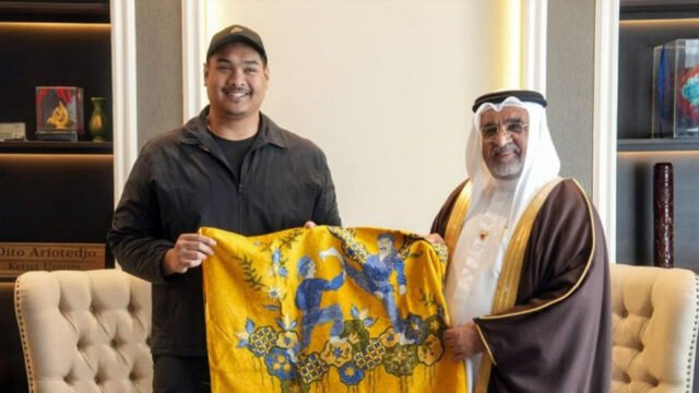Menteri Pemuda dan Olahraga Dito Ariotedjo (kiri) bersama Duta Besar Kerajaan Bahrain untuk RI Ahmed Abdullah berfoto saat pertemuan mereka di Jakarta, Senin (10/3/2025). ANTARA/HO-Humas Kemenpora RI/Egan/am.
