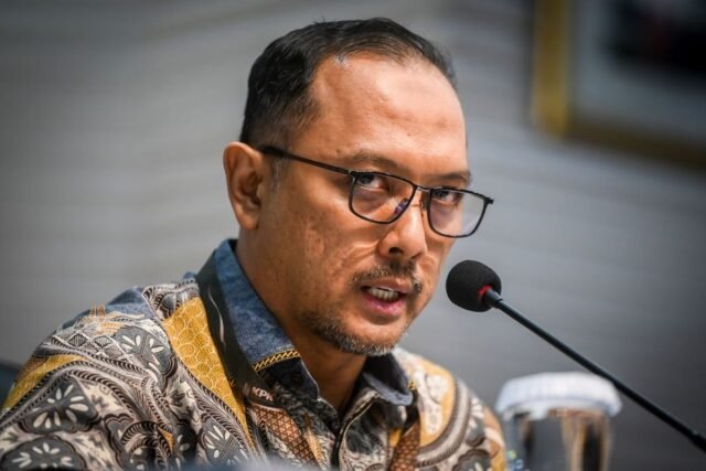 Juru bicara KPK Tessa Mahardika Sugiarto memberikan keterangan pers terkait pergantian juru bicara KPK di Gedung Merah Putih KPK, Jakarta, Jumat (7/6/2024). KPK resmi menunjuk Tessa Mahardika Sugiarto sebagai juru bicara baru di KPK menggantikan Ali Fikri serta menunjuk Budi Prasetyo sebagai tim juru bicara. ANTARA FOTO/Rivan Awal Lingga/tom.(ANTARA FOTO/Rivan Awal Lingga)