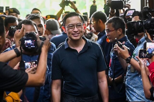 Terdakwa kasus dugaan korupsi impor gula Thomas Lembong (tengah) bersiap mengikuti sidang pembacaan dakwaan di Pengadilan Tipikor, Jakarta, Kamis (6/3/2025). Menteri Perdagangan periode 2015-2016 Thomas Lembong didakwa merugikan keuangan negara sebesar Rp578,1 miliar terkait kasus dugaan korupsi importasi gula di Kementerian Perdagangan (Kemendag) pada tahun 2015-2016. ANTARA FOTO/Rivan Awal Lingga/nz (Rivan Awal Lingga)