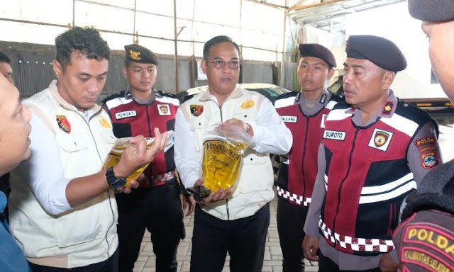 Satgas Pangan Polda Kalsel melakukan pengecekan terhadap kemasan dan takaran minyak goreng merek Minyakita di Toko Dahlia Banjarmasin – Foto Polda Kalsel