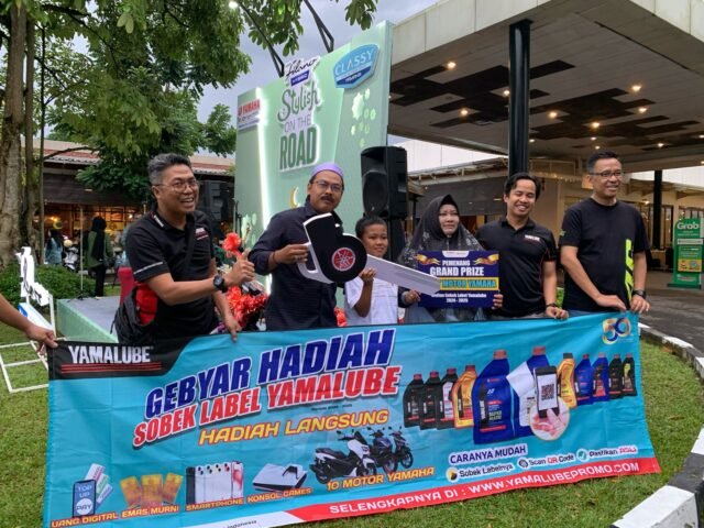 Pemenang program “Gebyar Hadiah Sobek Label Yamalube” yang digelar PT STSJ Yamaha di tahun 2024 lalu - Foto Dok Istimewa