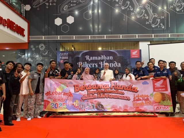Foto Bersama komunitas Honda yang tergabung dalam Ikatan Motor Honda Kalimantan Selatan dan Kalimantan Tengah (IMHKST) dan Wakil Wali Kota Banjarmasin Hj. Ananda. Foto Dok Ist