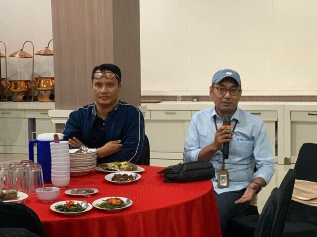 Staf Humas PT Pelindo Regional 3 Sub Regional Kalimantan Mahesa Nugraha (kanan)