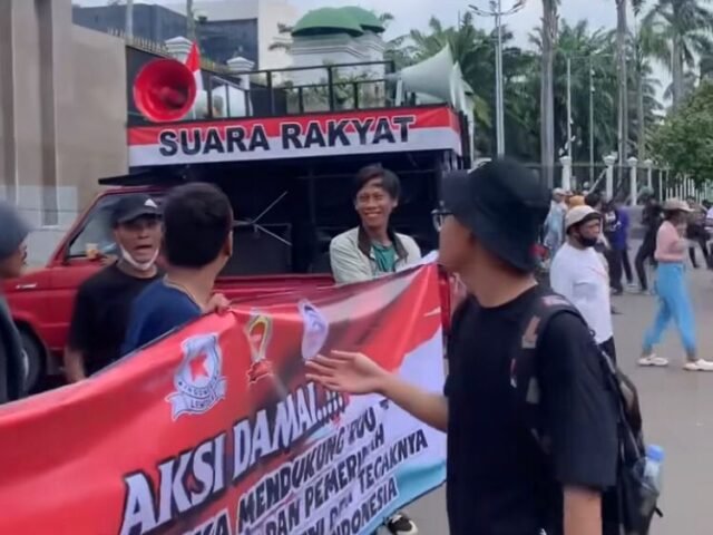 Aksi demonstrasi yang digelar untuk menolak revisi Undang-Undang (UU) TNI yang telah disahkan oleh DPR RI berlangsung dengan cukup dinamis.