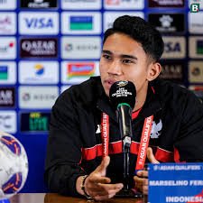 Gelandang Timnas Indonesia, Marselino Ferdinan mengikuti sesi konferensi pers jelang laga melawan Bahrain di putaran ketiga Kualifikasi Piala Dunia 2026, Senin (24/3/2025). (Bola.com/Bagaskara Lazuardi)