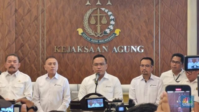 Foto: Konferensi pers Jaksa Agung dan Dirut Pertamina terkait kasus tata kelola minyak mentah dan produk kilang di Gedung Kejagung, Jakarta, Kamis (06/03/2025). (CNBC Indonesia/Verda Nano Setiawan)