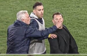 Jose Mourinho Cubit Hidung Okan Buruk dalam Derbi Fenerbahce vs Galatasaray