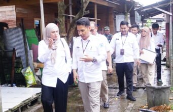 Wakil Wali Kota Banjarmasin Dampingi Dirut PAM Bandarmasih Serahkan Bantuan Bedah Rumah
