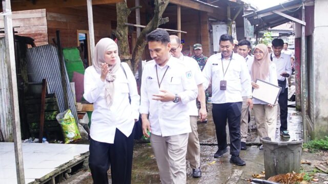 Wakil Wali Kota Banjarmasin Dampingi Dirut PAM Bandarmasih Serahkan Bantuan Bedah Rumah. Foto Dok Diskominfo Banjarmasin