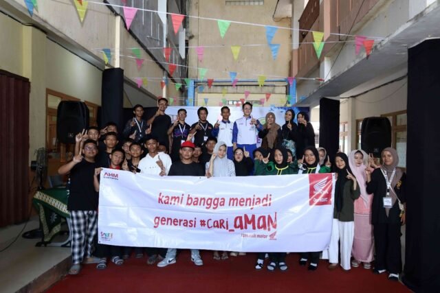 PT Trio Motor turut ambil bagian dalam kegiatan Skamuda Creative Day dengan menggelar sesi edukasi safety riding di SMK Muhammadiyah 2 Banjarmasin. Foto Dok Trio Motor