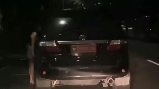 Sebuah tangkapan layar dari akun Instagram @folkatip menampilkan video viral yang memperlihatkan mobil berpelat dinas Kementerian Pertahanan (Kemhan) yang diduga sedang bertransaksi dengan seorang perempuan yang disinyalir merupakan pekerja seks komersial (PSK), Rabu (9/4/2025).. Foto Dok Net