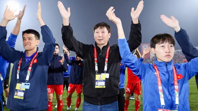 Pelatih Timnas Vietnam, Kim Sang-sik (tengah), setelah kemenangan 2-1 atas Thailand di leg pertama final Piala AFF 2024 di Stadion Viet Tri, Phu Tho (2-1-2025). (Bola.com/VFF)