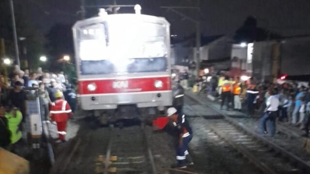 Proses evakuasi kereta rel listrik (KRL) Commuterline yang tertemper mobil di Cilebut, Jawa Barat, pada Sabtu (19/4) akhirnya rampung. (Foto: Dok. KAI Commuter)