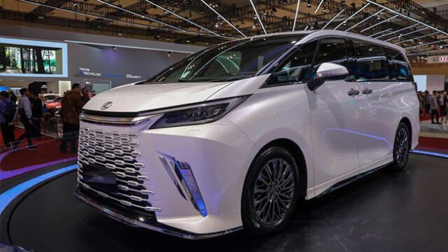 Lexus memboyong kembaran dari Toyota Alphard, yakni The First-ever Hybrid Luxury Mover, The All New Lexus LM yang datang dengan teknologi hybrid. (CNBC Indonesia/Faisal Rahman)