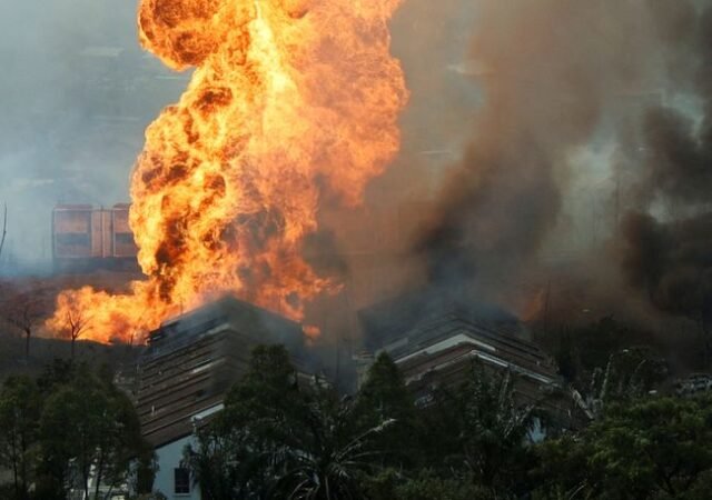 Api dan asap mengepul tinggi saat kebakaran pipa gas yang dioperasikan olehperusahaan energi malaysia petronas, di puchong, Malaysia, 1/4/2025. REUTERS/Stringer