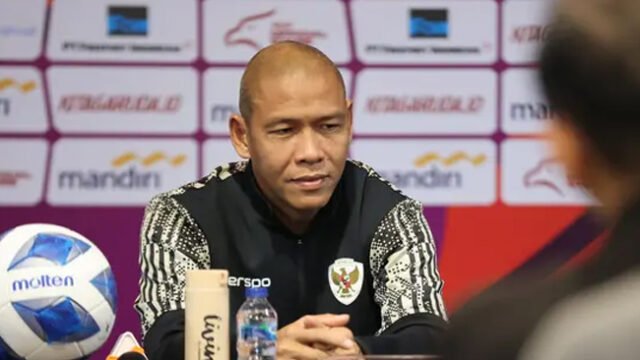 Pelatih Timnas Indonesia, Nova Arianto, pada sesi konferensi pers jelang pertandingan melawan Australia pada Piala AFF U-16 2024 di Stadion Manahan, Minggu (30/6/2024). (Bola.com/Abdul Azis)