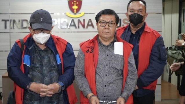 Tiga hakim PN Surabaya pemberi vonis bebas terhadap Ronald Tannur: Erintuah Damanik (tengah), Mangapul (kiri), dan Heru Hanindyo. (ANTARA FOTO/Penkum Kejati Jatim)