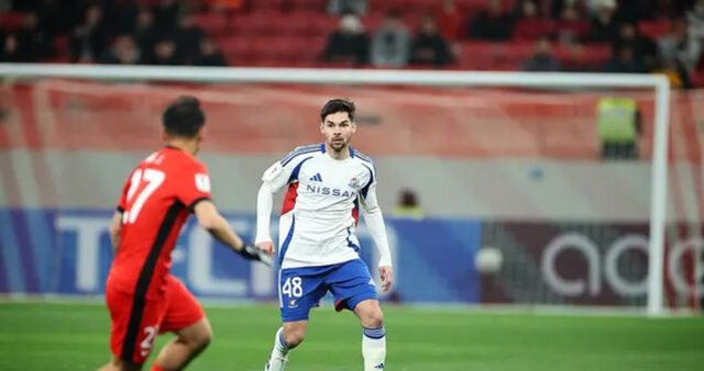 Sandy Walsh menjalani debut bersama Yokohama F. Marinos saat bertandang ke markas Shanghai Port dalam lanjutan AFC Champions League 2024/2025, Rabu (19/2/2025). (Instagram/sandywalsh)