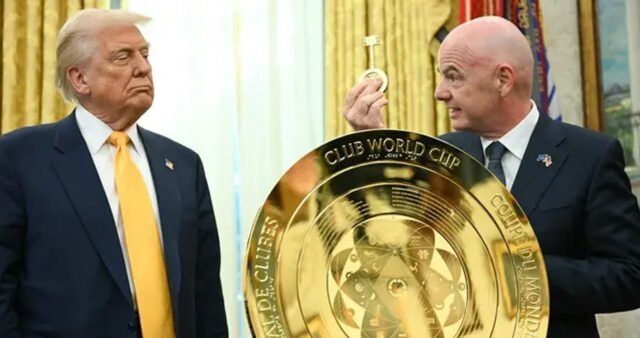 Presiden Amerika Serikat Donald Trump menyaksikan Presiden FIFA Gianni Infantino menyerahkan kunci untuk membuka trofi Piala Dunia Antarklub FIFA di Ruang Oval Gedung Putih, di Washington, DC, pada 7 Maret 2025 waktu setempat. (Jim WATSON / AFP)