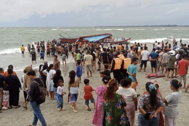Kapal karam membawa wisatawan dari Pulau Tikus, Bengkulu, Minggu (11/5/2025).(KOMPAS.COM/FIRMANSYAH)