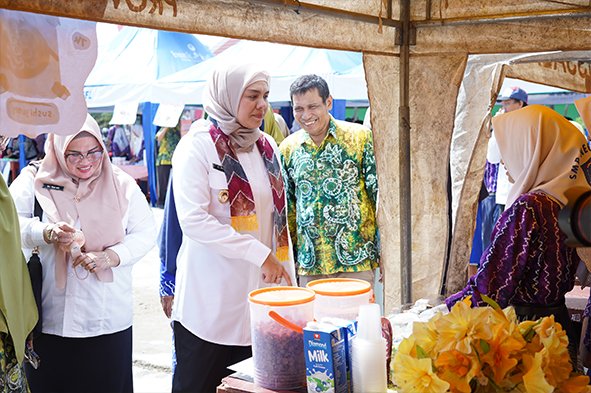 Wakil Wali Kota Banjarmasin, Hj. Ananda, secara resmi membuka kegiatan "Kuliner Siswa P5 Kewirausahaan" yang digelar di halaman SMPN 31 Banjarmasin pada Rabu (30/4/2025) Lalu. Foto Dok Istimewa