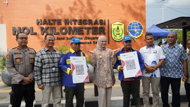 Wakil Wali Kota Banjarmasin Hj. Ananda Menyerahkan atribut baru kepada perwakilan juru parkir. Foto Dok Istimewa
