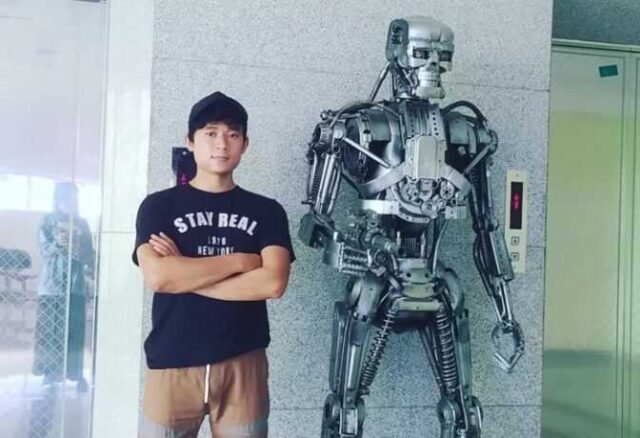 Umar Mustofa asal Desa Harjawinangun, berhasil mencuri perhatian para kolektor robot di dalam dan luar negeri berkat karya uniknya. Foto Dok Nett
