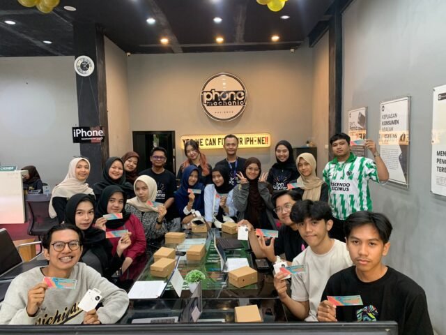 foto bersama Phone Mechanic Fokuskan Layanan pada Produk Apple, Gelar Workshop “Apple Experience Day” di Banjarmasin. Dok Istimewa