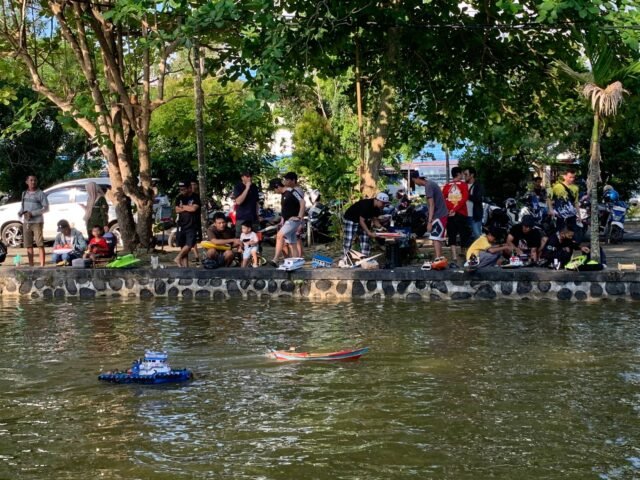 Komunitas Remote Control Banjarmasin kembali menggelar kegiatan silaturahmi antar pecinta RC boat. Foto Dok Elma