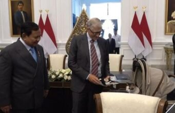 Gemas! Bobby Kertanegara Dapat Hadiah Boneka dari Bill Gates