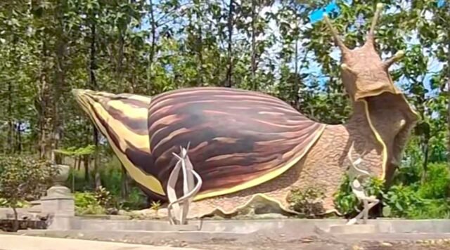Penampakan monumen atau patung bekicot di Desa Keyongan, Kecamatan Gabus, Kabupaten Grobogan, Jawa Tengah yang viral di media sosial. Foto Dok Nett
