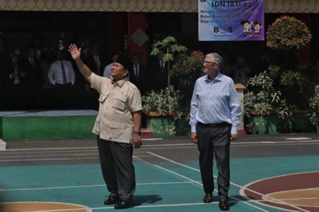 Presiden Prabowo Subianto memeluk anak kebutuhan khusus atau disabilitas saat mengajak pendiri Gates Foundation, Bill Gates mengecek program Makan Bergizi Gratis (MBG) di SDN 03 Jati, Jakarta Timur, Rabu (7/5). (CNN Indonesia/Adhi Wicaksono)