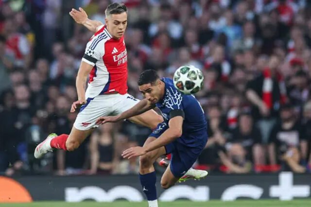 Gelandang Arsenal asal Belgia Leandro Trossard (kiri) berebut bola dengan bek Paris Saint-Germain asal Maroko Achraf Hakimi selama pertandingan sepak bola Leg Pertama Semifinal Liga Champions UEFA antara Arsenal dan Paris Saint-Germain (PSG) di Stadion Emirates di London utara, pada 29 April 2025.Adrian Dennis / AFP