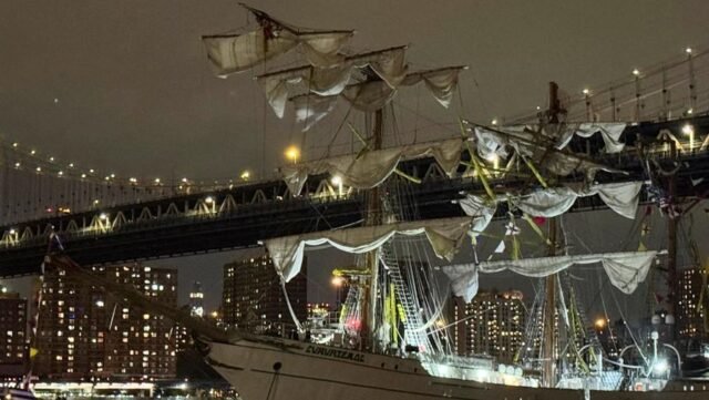Sebuah kapal latihan Angkatan Laut Meksiko terlihat di depan Jembatan Manhattan, setelah rusak akibat menabrak Jembatan Brooklyn di New York City, AS, 17 Mei 2025. (REUTERS/Santiago Lyon)